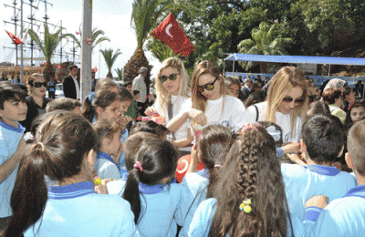 KADIN GİRİŞİMCİLER 23 NİSAN’DA ÇOCUKLARA ŞEKER VE BALON DAĞITTI