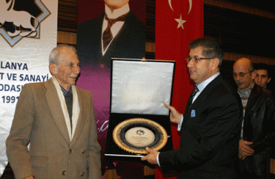 ODA ÜYELİĞİNDE 40 YILINI DOLDURANLARA ŞÜKRAN PLAKETİ