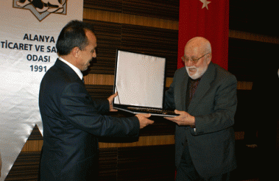 ODA ÜYELİĞİNDE 40 YILINI DOLDURANLARA ŞÜKRAN PLAKETİ