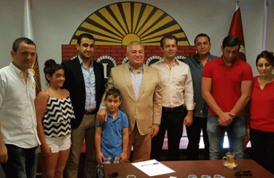 HAVALİMANINDA MAHSUR KALAN AİLENİN İMDADINA BAŞKAN ŞAHİN YETİŞTİ