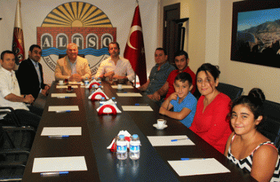 HAVALİMANINDA MAHSUR KALAN AİLENİN İMDADINA BAŞKAN ŞAHİN YETİŞTİ