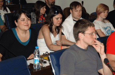 PROJE ÇALIŞMASI YAPAN GENÇLER ODAMIZDAYDI