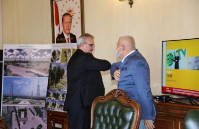 BAŞKAN ŞAHİN’DEN KARALOĞLU’NA PLAKET