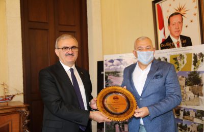 BAŞKAN ŞAHİN’DEN KARALOĞLU’NA PLAKET