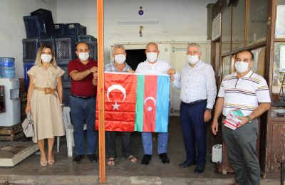 ŞAHİN BUGÜN DE ALANYA HALİNDE BAYRAK DAĞITTI