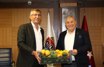 KARAKOCALI MUHTARI VE BÖLGE SAKİNLERİNDEN BAŞKAN ŞAHİN’E PLAKETLİ ZİYARET