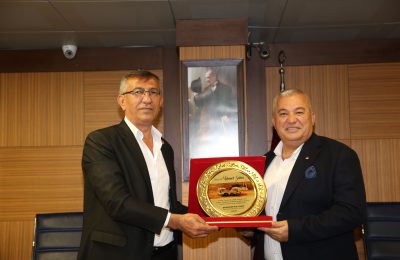 (Turkish) KARAKOCALI MUHTARI VE BÖLGE SAKİNLERİNDEN BAŞKAN ŞAHİN’E PLAKETLİ ZİYARET